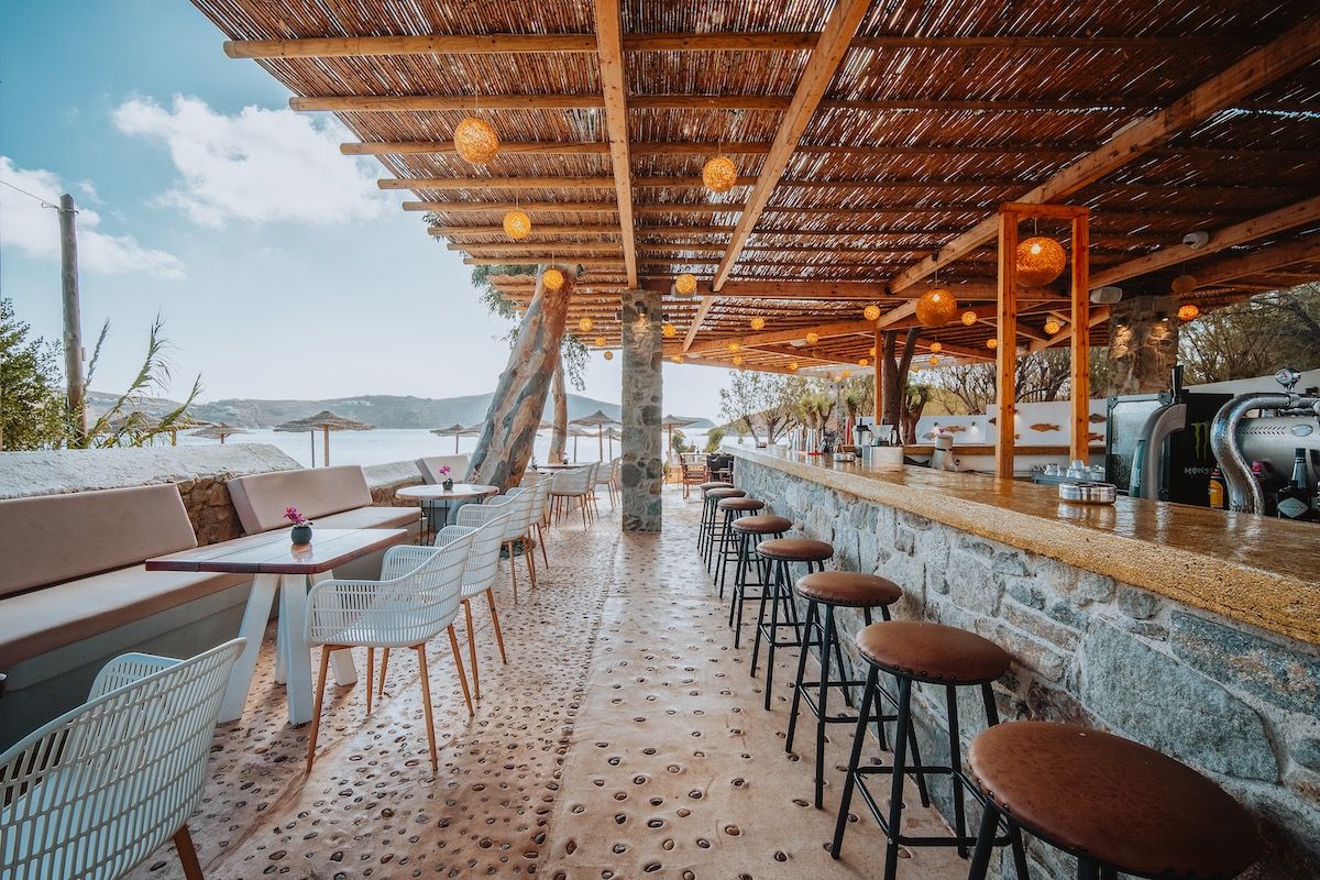 Serifos Lounge Bar   Have a swim and enjoy the sun while listening to the latest music hits and savour a tasty breakfast, snack or a nice cool drink or coffee right next to the beach in Serifos.