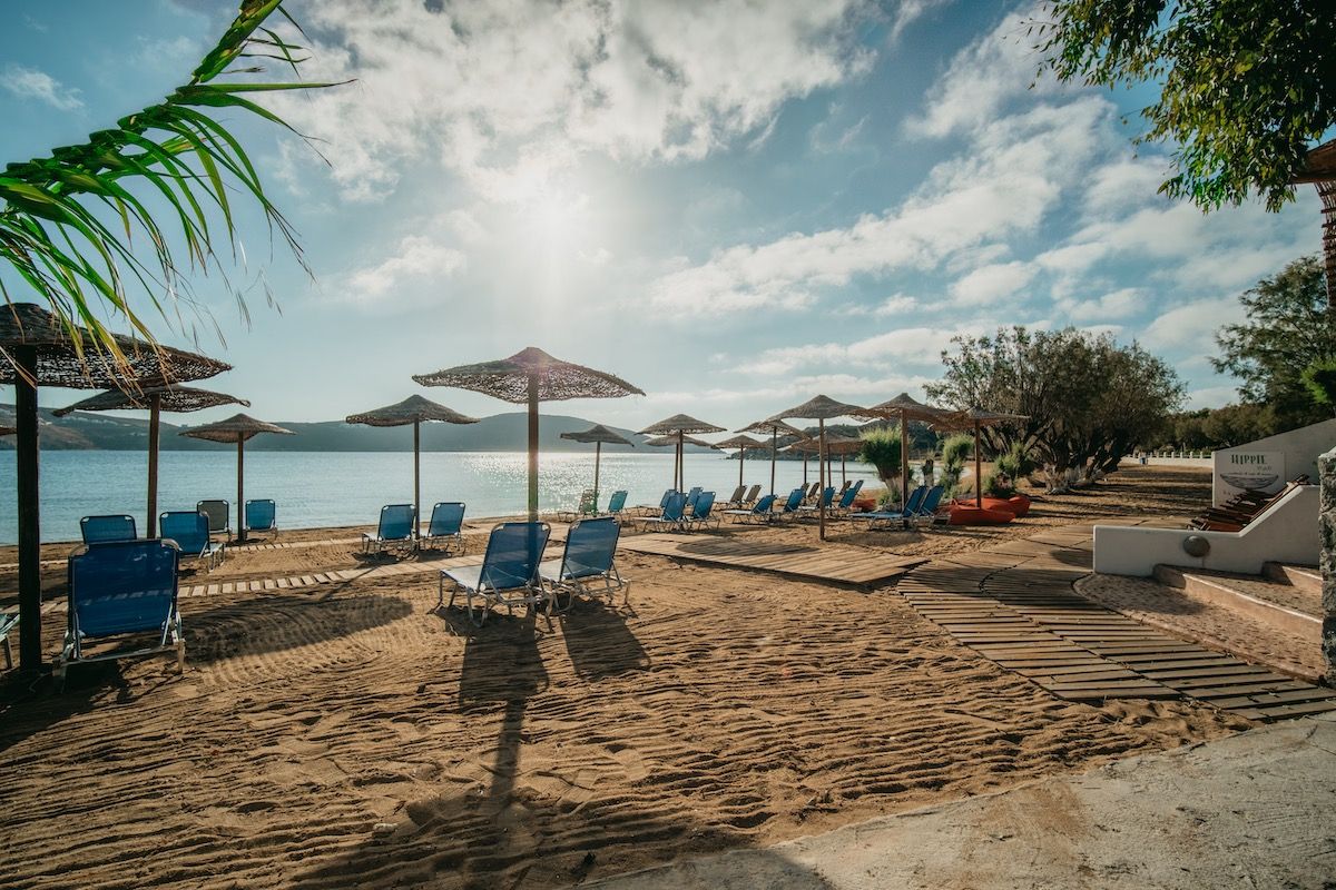 Serifos Lounge Bar   Have a swim and enjoy the sun while listening to the latest music hits and savour a tasty breakfast, snack or a nice cool drink or coffee right next to the beach in Serifos.