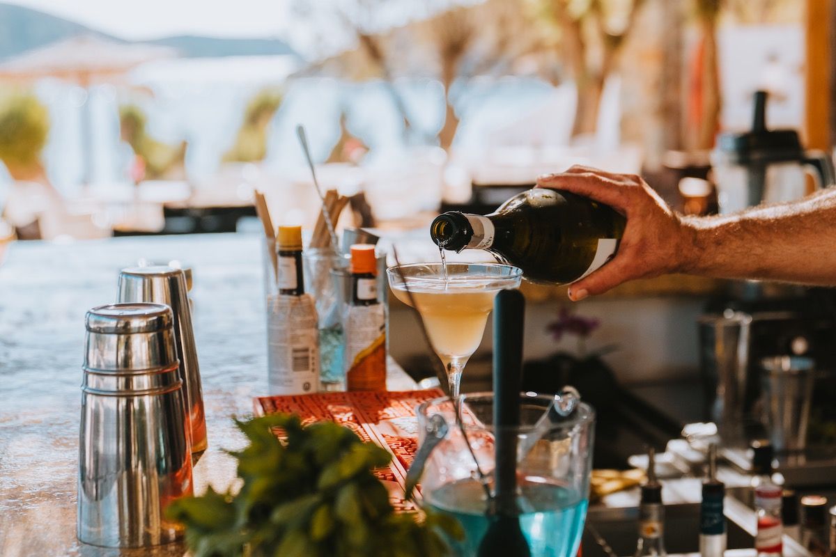 Serifos Lounge Bar   Have a swim and enjoy the sun while listening to the latest music hits and savour a tasty breakfast, snack or a nice cool drink or coffee right next to the beach in Serifos.