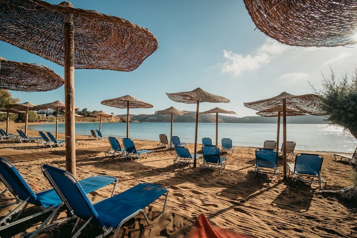 Serifos Lounge Bar   Have a swim and enjoy the sun while listening to the latest music hits and savour a tasty breakfast, snack or a nice cool drink or coffee right next to the beach in Serifos.